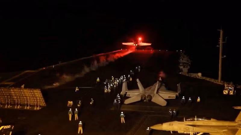 Một máy bay cất cánh để tham gia liên minh do Mỹ đứng đầu nhằm tiến hành các cuộc không kích vào các mục tiêu quân sự của Houthi ở Yemen, ngày 12/1/2024. (Ảnh: CENTCOM) 