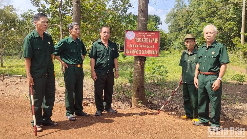 Mô hình "Tiếng kẻng an ninh trật tự" của hội cựu chiến binh ấp Thuận An, xã Thanh An, huyện Hớn Quản, tỉnh Bình Phước. (Ảnh: NHẤT SƠN) 