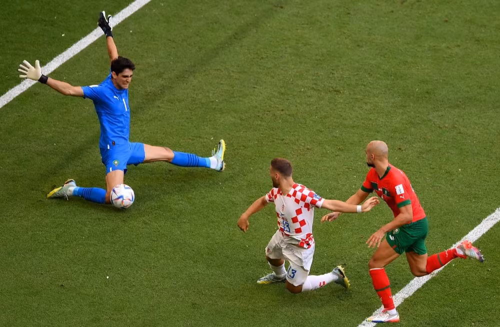Tình huống thủ thành Yassine Bounou của Maroc phản xạ tuyệt vời để cản phá cú sút của Nikola Vlasic bên phía Croatia. (Ảnh: FIFA) Tình huống thủ thành Yassine Bounou của Maroc phản xạ tuyệt vời để cản phá cú sút của Nikola Vlasic bên phía Croatia. (Ảnh: FIFA)
