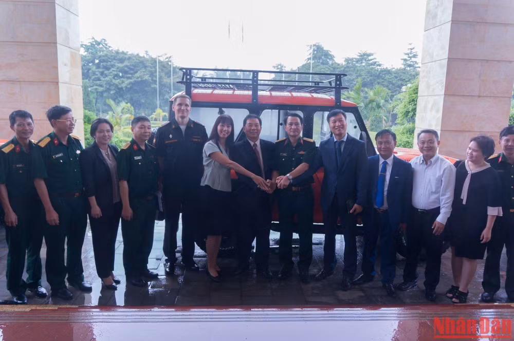 Các đại biểu tại lễ bàn giao xe. Các đại biểu tại lễ bàn giao xe.