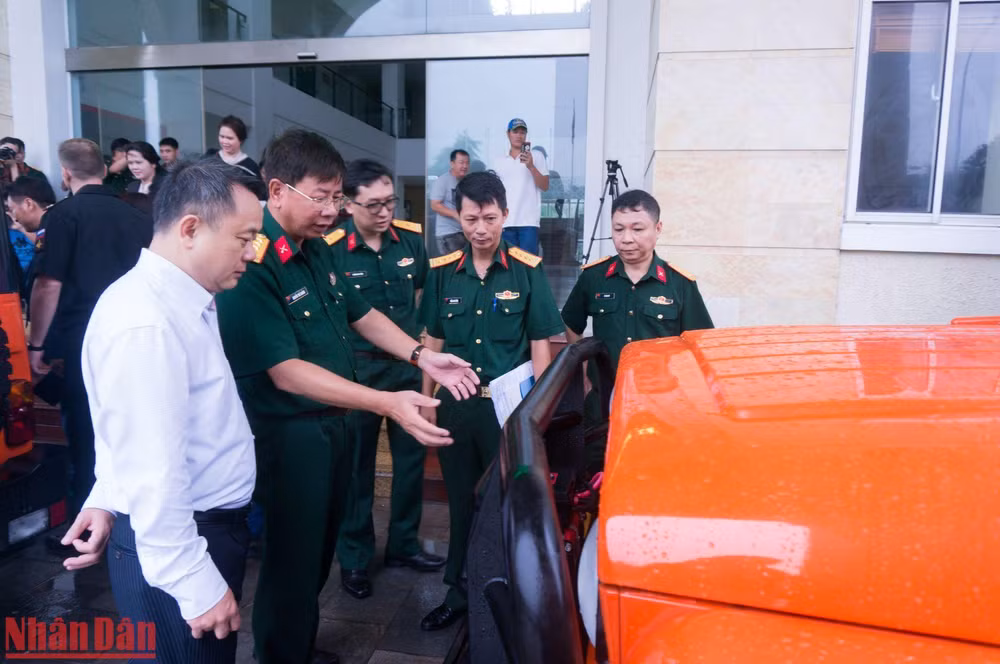 Nhóm các chuyên gia kỹ thuật kiểm tra, đánh giá xe trước khi nhận bàn giao. Nhóm các chuyên gia kỹ thuật kiểm tra, đánh giá xe trước khi nhận bàn giao.