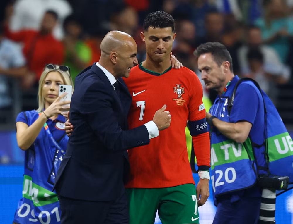 Huấn luyện viên Roberto Martinez và Cristiano Ronaldo ăn mừng sau trận đấu. (Ảnh: Reuters)