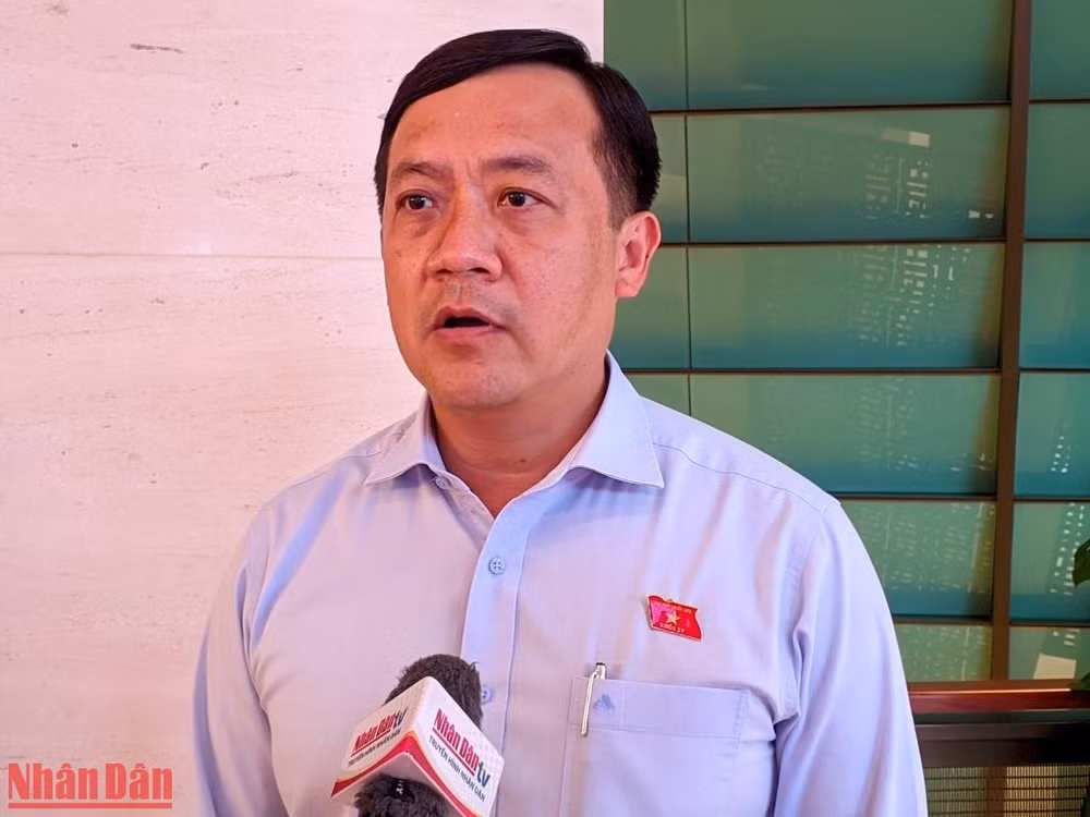 Đại biểu Hà Phước Thắng, Phó Trưởng Đoàn đại biểu Quốc hội chuyên trách Thành phố Hồ Chí Minh, Ủy viên Ủy ban Pháp luật của Quốc hội trao đổi bên hành lang Quốc hội. (Ảnh: TRUNG HƯNG)