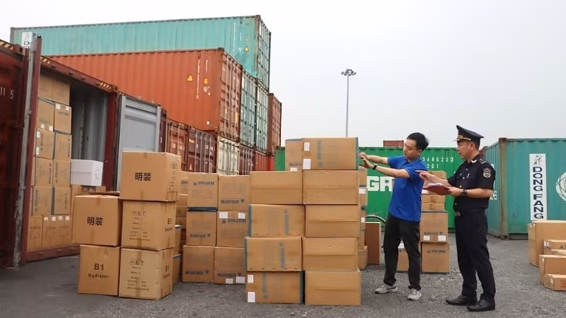 Công chức Cục Hải quan Hải Phòng kiểm tra thực tế hàng hóa nhập khẩu. (Ảnh minh họa: haiquanonline.com.vn) 