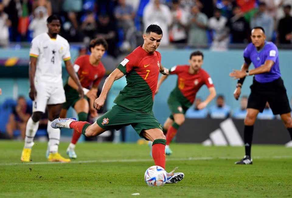 Cristiano Ronaldo ghi bàn mở tỷ số từ chấm phạt đền cho Bồ Đào Nha trong trận đấu với Ghana. (Ảnh: Reuters)