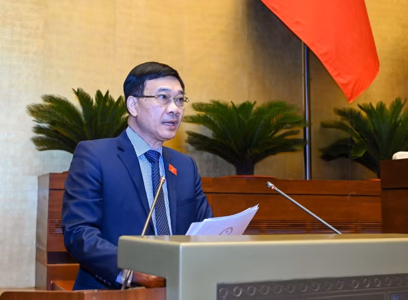Chủ nhiệm Ủy ban Kinh tế của Quốc hội Vũ Hồng Thanh trình bày báo cáo. (Ảnh: DUY LINH)
