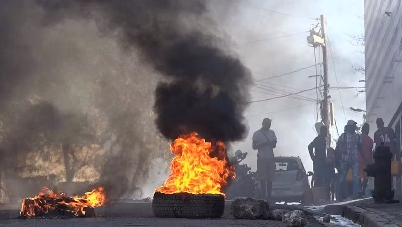 Lốp xe bốc cháy gần Nhà tù quốc gia ở Port-au-Prince, Haiti, sau khi hàng nghìn tù nhân vượt ngục ngày 3/3. (Ảnh: AFP/TTXVN)