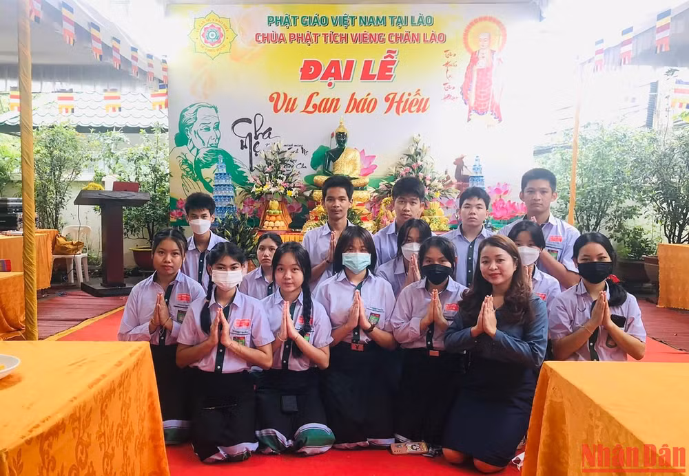 Các học sinh người Việt ở thủ đô Vientiane (Lào) tham dự Đại lễ Vu lan báo hiếu.