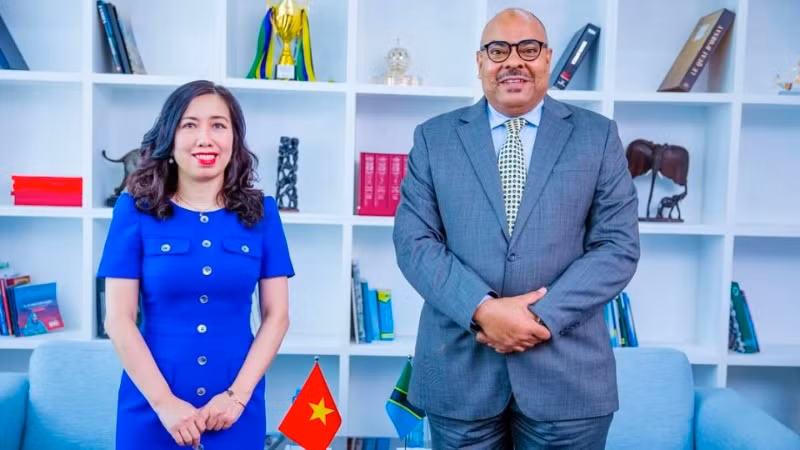 Thứ trưởng Ngoại giao Lê Thị Thu Hằng và Bộ trưởng Ngoại giao và Hợp tác Cộng hòa thống nhất Tanzania Mahmoud Thabit Kombo.