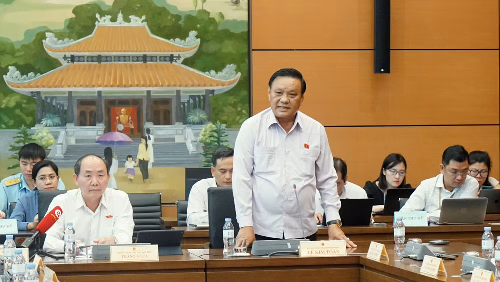 Đại biểu Lê Kim Toàn (Bình Định) phát biểu. (Ảnh: TRUNG HƯNG) Đại biểu Lê Kim Toàn (Bình Định) phát biểu. (Ảnh: TRUNG HƯNG)