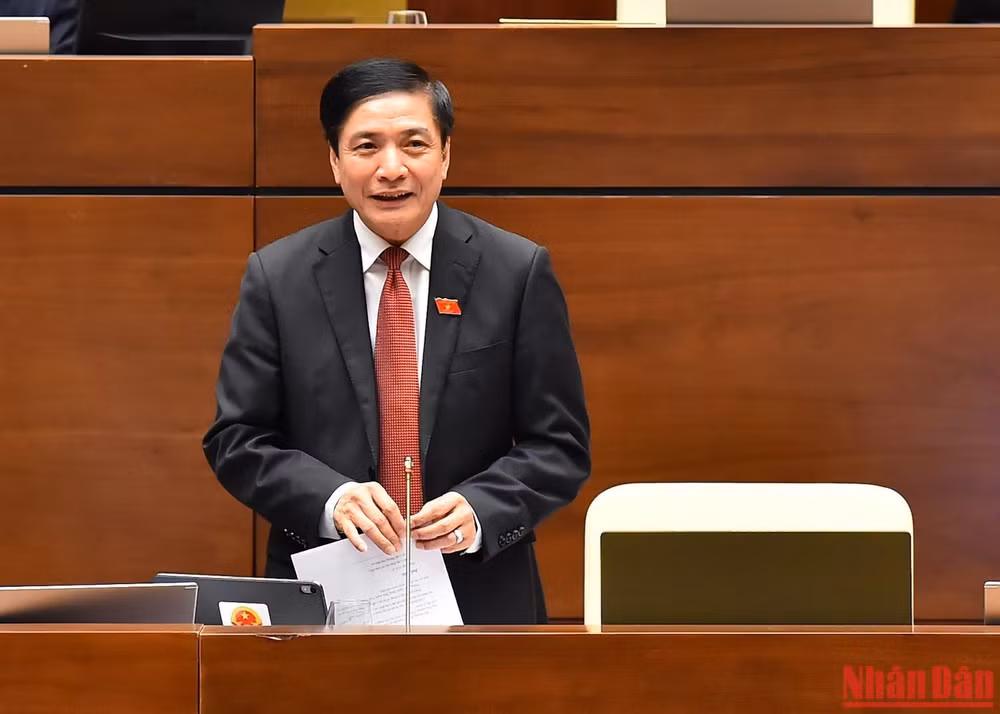 Tổng Thư ký Quốc hội, Chủ nhiệm Văn phòng Quốc hội Bùi Văn Cường giải trình làm rõ một số nội dung đại biểu Quốc hội quan tâm. (Ảnh: THỦY NGUYÊN)