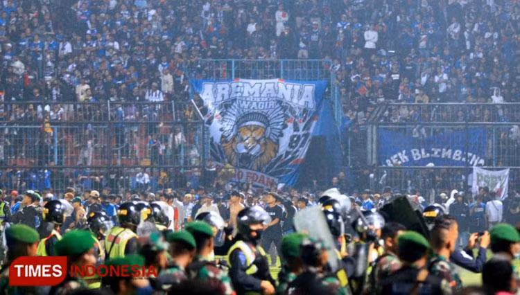 Cầu thủ và ban huấn luyện Arema rời sân sau trận thua trước Persebaya. (Ảnh: Times Indonesia)