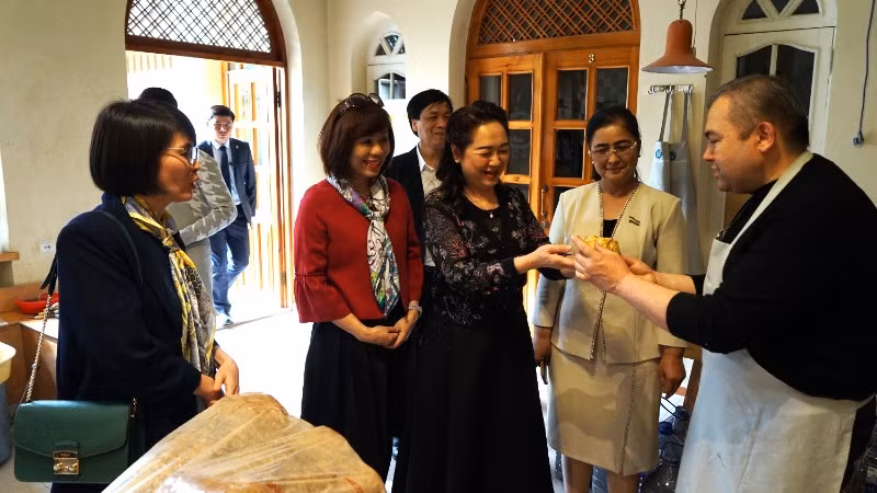 Lớp truyền nghề gốm đầu tiên được mở tại Tashkent trên cơ sở xưởng gốm Rakhimov với mong muốn phục hồi, bảo tồn, phát triển và quảng bá gốm truyền thống của Uzbekistan.