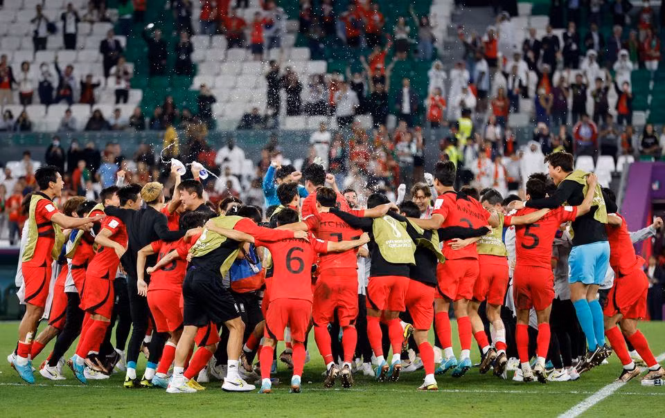 Giây phút chờ đợi nghẹt thở như vỡ òa khi Hàn Quốc vượt qua Uruguay nhờ chỉ số phụ để vào vòng loại trực tiếp. (Ảnh: Reuters) Giây phút chờ đợi nghẹt thở như vỡ òa khi Hàn Quốc vượt qua Uruguay nhờ chỉ số phụ để vào vòng loại trực tiếp. (Ảnh: Reuters)