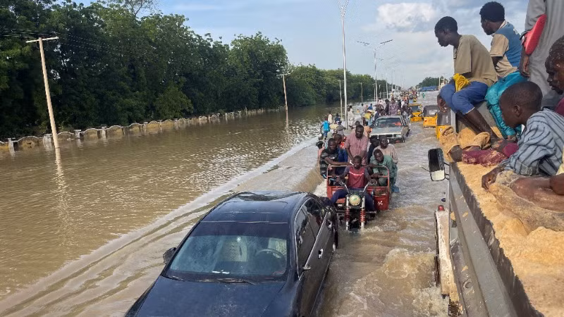 Người dân ở Maiduguri, phía bắc bang Borno, Nigeria, di tản trước ảnh hưởng của lũ lụt, ngày 15/9/2024. (Ảnh: Reuters) 