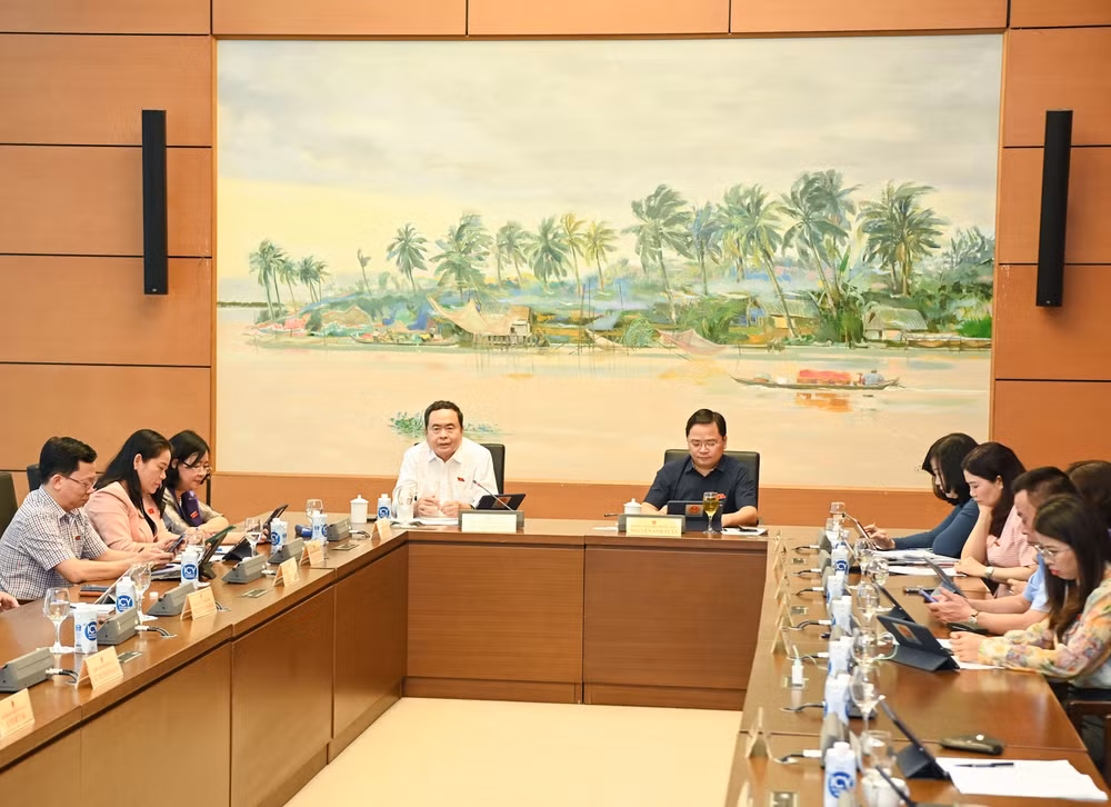 Toàn cảnh phiên thảo luận tại Tổ 13. (Ảnh: DUY LINH) Toàn cảnh phiên thảo luận tại Tổ 13. (Ảnh: DUY LINH)