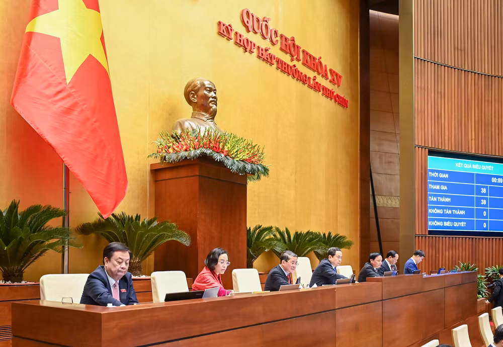 Chủ tịch Quốc hội Trần Thanh Mẫn và các Phó Chủ tịch Quốc hội biểu quyết thông qua Luật Tổ chức chính quyền địa phương (sửa đổi). (Ảnh: DUY LINH) Chủ tịch Quốc hội Trần Thanh Mẫn và các Phó Chủ tịch Quốc hội biểu quyết thông qua Luật Tổ chức chính quyền địa phương (sửa đổi). (Ảnh: DUY LINH)