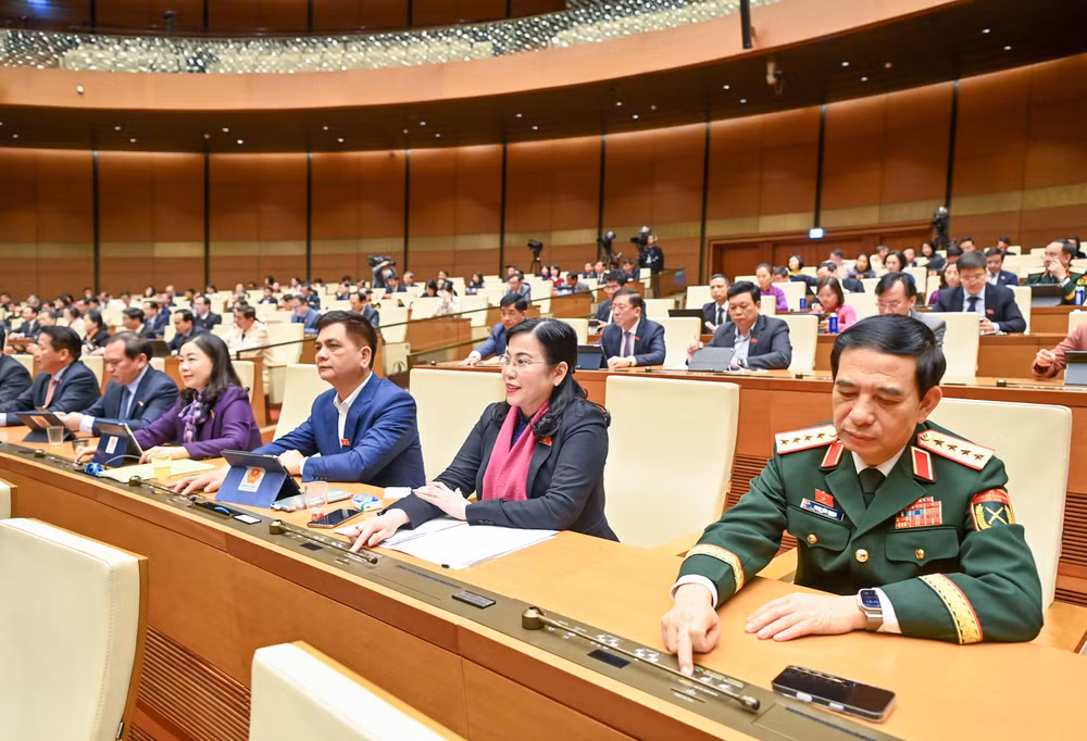 Các đại biểu Quốc hội biểu quyết thông qua Nghị quyết của Quốc hội bổ sung kế hoạch phát triển kinh tế-xã hội năm 2025 với mục tiêu tăng trưởng đạt 8% trở lên. (Ảnh: DUY LINH) Các đại biểu Quốc hội biểu quyết thông qua Nghị quyết của Quốc hội bổ sung kế hoạch phát triển kinh tế-xã hội năm 2025 với mục tiêu tăng trưởng đạt 8% trở lên. (Ảnh: DUY LINH)