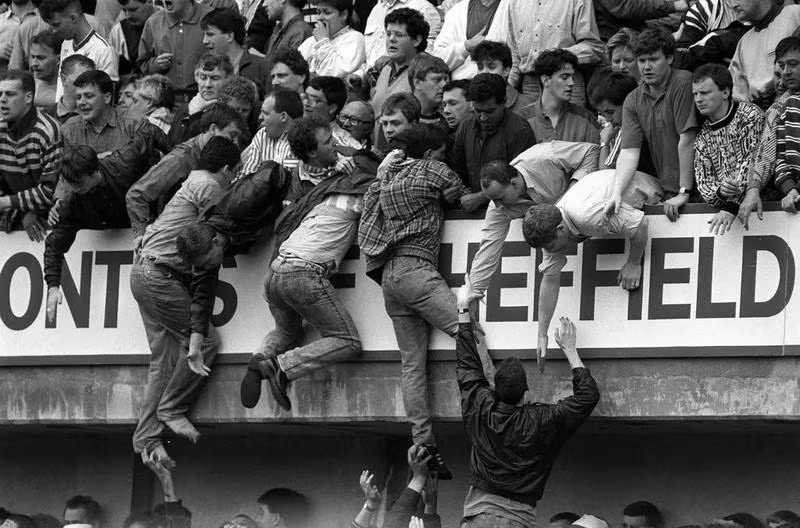 Cổ động viên của Liverpool tìm cách rời đi trước trận đấu giữa Liverpool và Nottingham Forest trên sân Hillsborough. (Ảnh: AP) Cổ động viên của Liverpool tìm cách rời đi trước trận đấu giữa Liverpool và Nottingham Forest trên sân Hillsborough. (Ảnh: AP)