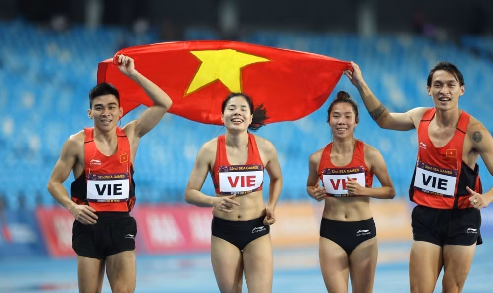 Đội tuyển Điền kinh Việt Nam giành Huy chương Vàng nội dung 4x400m hỗn hợp. Các vận động viên điền kinh đã giành được 12 Huy chương Vàng, 20 Huy chương Bạc, 8 Huy chương Đồng, đóng góp lớn vào thành tích của Đoàn Thể thao Việt Nam. (Ảnh: TTXVN)