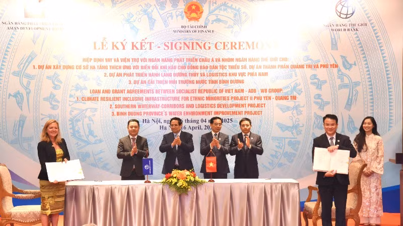 Thủ tướng Phạm Minh Chính chứng kiến lễ ký kết các hiệp định vay và viện trợ giữa Việt Nam với Ngân hàng Thế giới (WB) cho các Dự án cải thiện môi trường nước tỉnh Bình Dương và phát triển hành lang lang đường thủy và logistics phía nam. (Ảnh: TRẦN HẢI)
