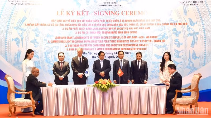 Thủ tướng Phạm Minh Chính chứng kiến lễ ký kết hiệp định vay và viện trợ giữa Việt Nam với Ngân hàng Phát triển châu Á (ADB) cho dự án phát triển cơ sở hạ tầng đồng bào dân tộc thiểu số ứng phó biến đổi khí hậu tại tỉnh Phú Yên và Quảng Trị. (Ảnh: TRẦN HẢI)
