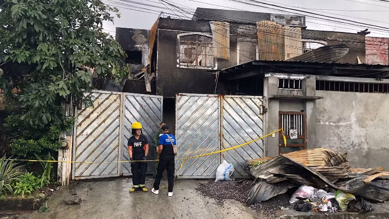 Hiện trường ngôi nhà bị cháy ở thành phố Quezon, Metro Manila, Philippines, ngày 31/8/2023. (Ảnh: Reuters) 