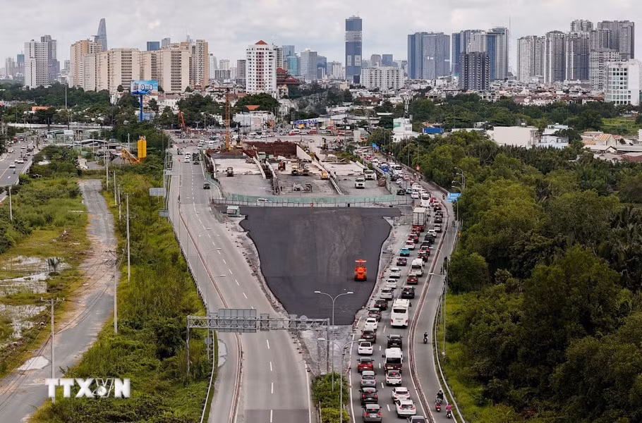 Cao tốc Thành phố Hồ Chí Minh-Long Thành hướng về nút giao An Phú ùn kéo dài, trong khi hướng ngược lại đang thông thoáng.