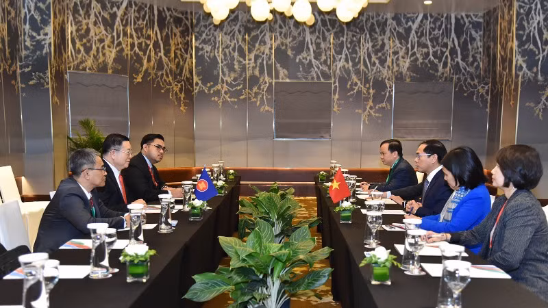 Phó Thủ tướng Chính phủ, Bộ trưởng Ngoại giao Bùi Thanh Sơn gặp Tổng Thư ký ASEAN Kao Kim Hourn.