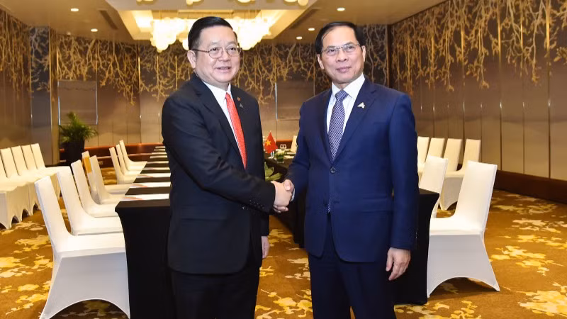 Phó Thủ tướng Chính phủ, Bộ trưởng Ngoại giao Bùi Thanh Sơn gặp Tổng Thư ký ASEAN Kao Kim Hourn.