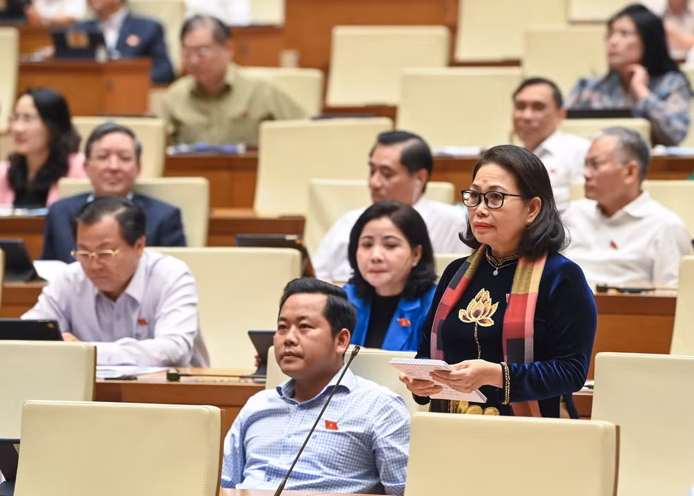 Đại biểu Nguyễn Thị Yến (Đoàn đại biểu Quốc hội tỉnh Bà Rịa-Vũng Tàu) chất vấn Thủ tướng Chính phủ. (Ảnh: DUY LINH) Đại biểu Nguyễn Thị Yến (Đoàn đại biểu Quốc hội tỉnh Bà Rịa-Vũng Tàu) chất vấn Thủ tướng Chính phủ. (Ảnh: DUY LINH)