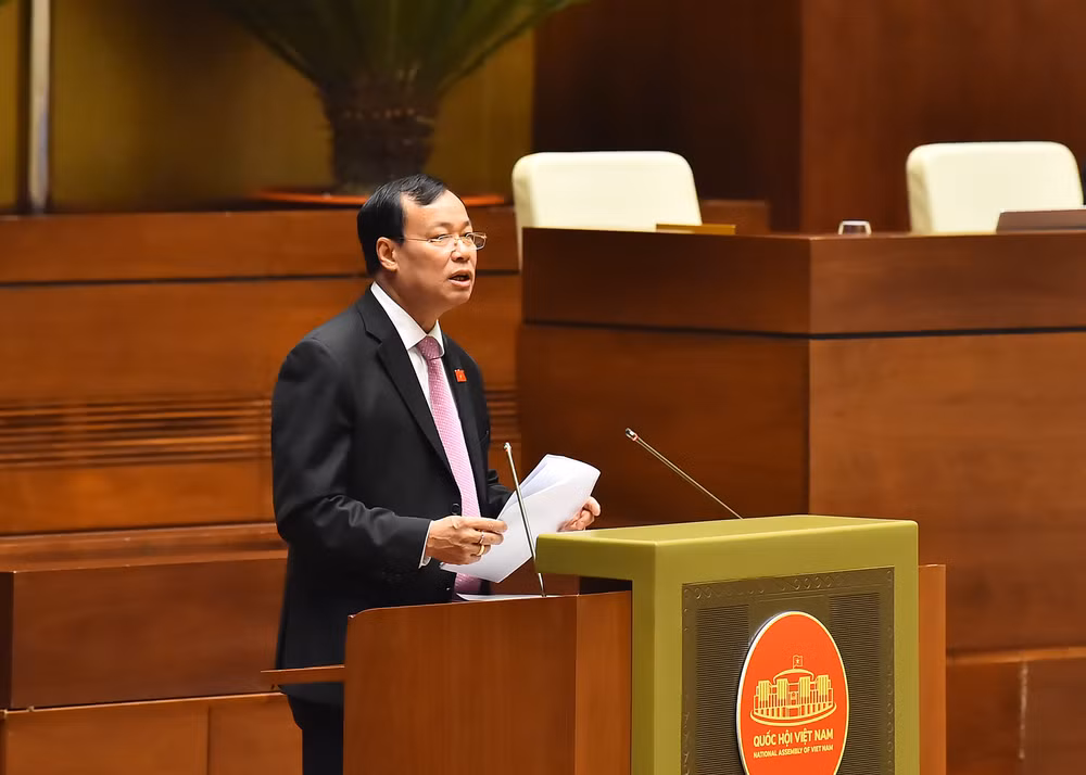 Ủy viên Ủy ban Thường vụ Quốc hội, Chủ nhiệm Ủy ban Quốc phòng và An ninh của Quốc hội Lê Tấn Tới trình bày Báo cáo giải trình, tiếp thu, chỉnh lý dự thảo Luật Lực lượng tham gia bảo vệ an ninh, trật tự ở cơ sở. (Ảnh: THỦY NGUYÊN)