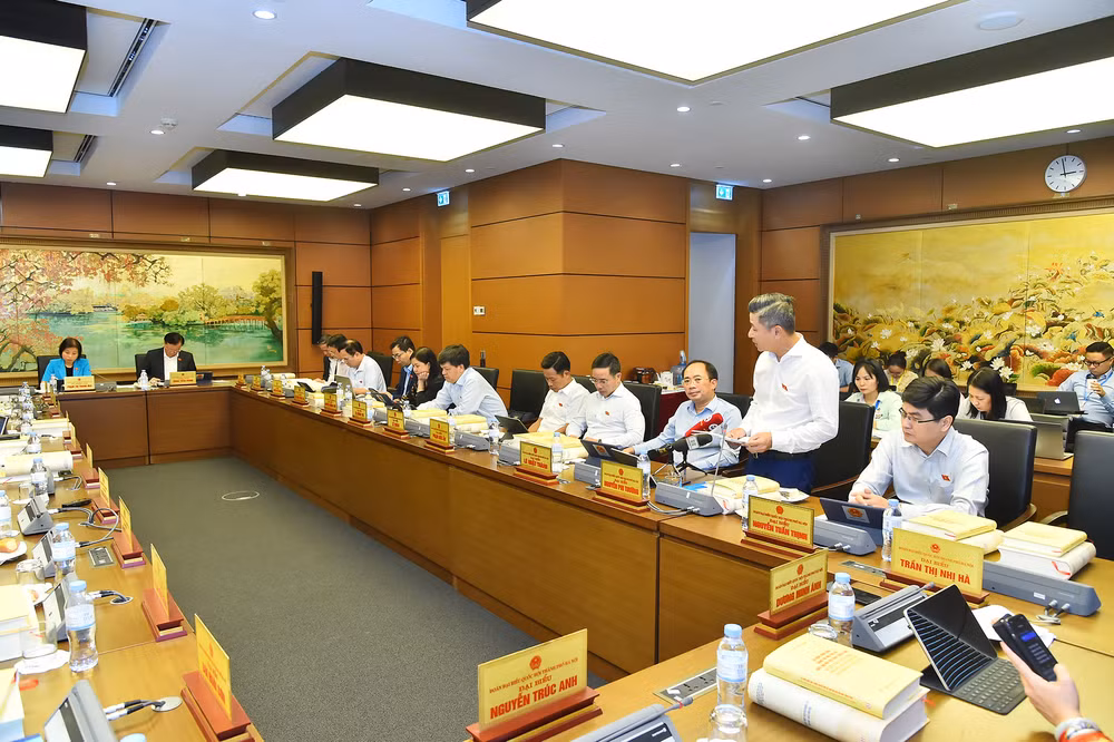 Quang cảnh phiên thảo luận tại Tổ 1. (Ảnh: THỦY NGUYÊN)