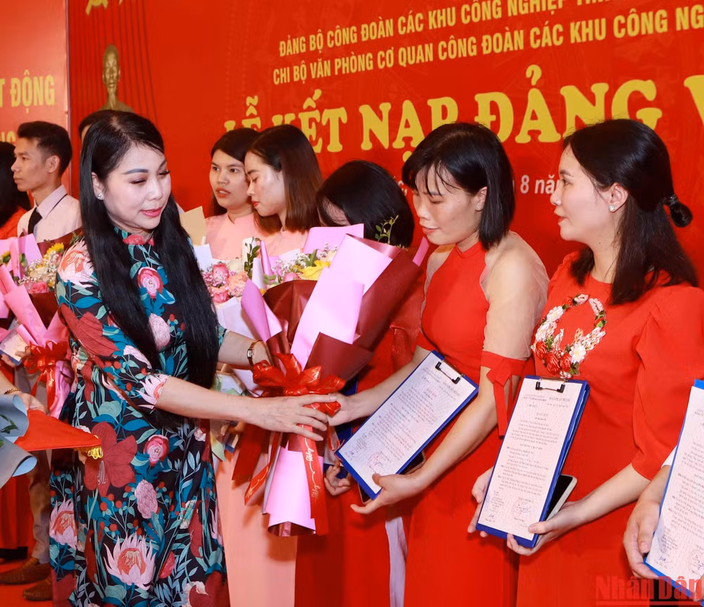 Bí thư Tỉnh ủy Hoàng Thị Thúy Lan tặng hoa cho các đảng viên mới. Bí thư Tỉnh ủy Hoàng Thị Thúy Lan tặng hoa cho các đảng viên mới.