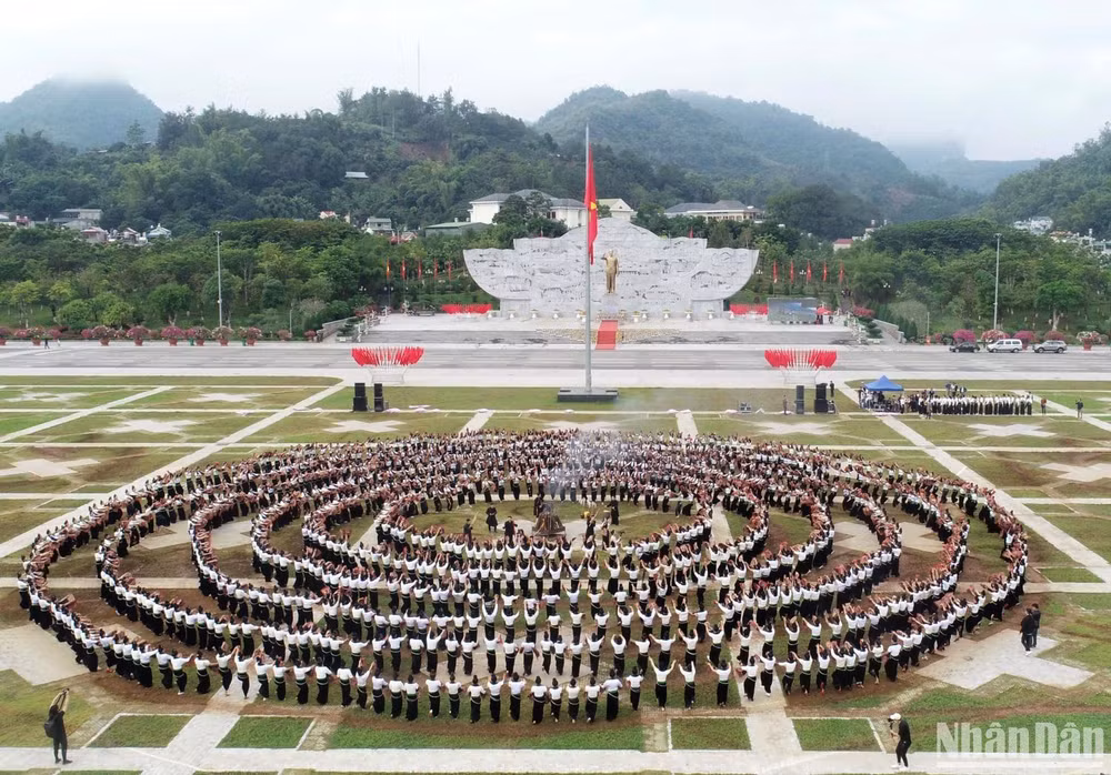 Vòng xòe Thái tại Quảng trường Tây Bắc với sự tham gia của các thí sinh hoa hậu Du lịch thế giới.