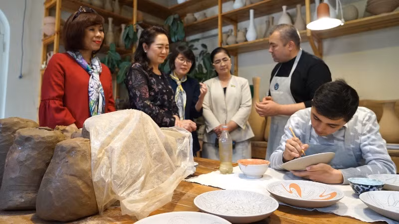 Các thế hệ trong gia đình cơ sở xưởng gốm Rakhimov thường xuyên tổ chức các sự kiện giao lưu, trưng bày với các nghệ nhân gốm trong nước và nước ngoài.
