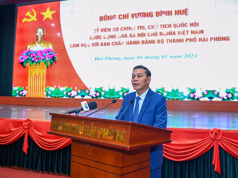 Chủ tịch UBND thành phố Hải Phòng Nguyễn Văn Tùng báo cáo tại buổi làm việc.