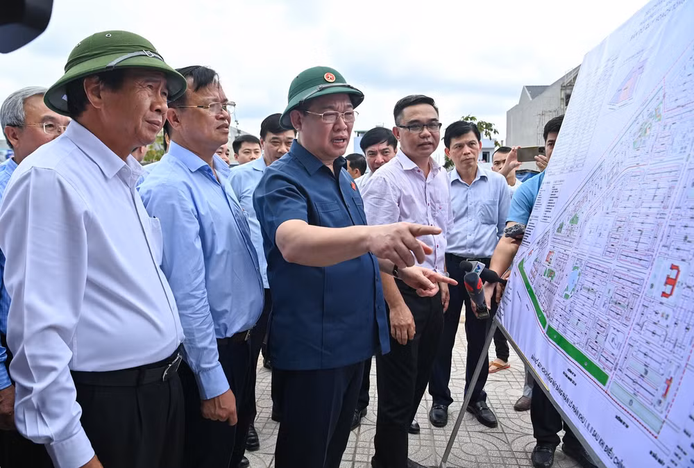 Chủ tịch Quốc hội Vương Đình Huệ và đoàn công tác xem bản đồ quy hoạch khu tái định cư sân bay Long Thành. (Ảnh: DUY LINH)
