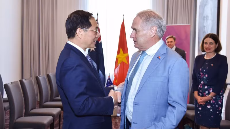 Phó Thủ tướng, Bộ trưởng Ngoại giao Bùi Thanh Sơn gặp Bộ trưởng Thương mại và Du lịch Australia Don Farrell. Phó Thủ tướng, Bộ trưởng Ngoại giao Bùi Thanh Sơn gặp Bộ trưởng Thương mại và Du lịch Australia Don Farrell.