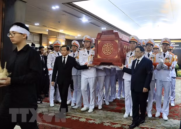 Thủ tướng Phạm Minh Chính và Phó Thủ tướng Lê Minh Khái đưa linh cữu Phó Thủ tướng Lê Văn Thành. (Ảnh: TTXVN)