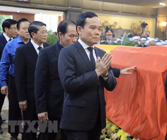 Các lãnh đạo, nguyên lãnh đạo Đảng, Nhà nước đi vòng quanh linh cữu Phó Thủ tướng Lê Văn Thành. (Ảnh: TTXVN)