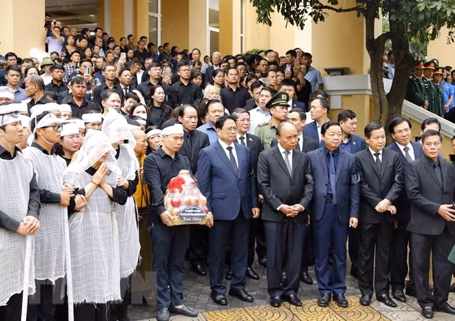Thủ tướng Phạm Minh Chính, các lãnh đạo, nguyên lãnh đạo Đảng, Nhà nước và gia quyến tiễn đưa Phó Thủ tướng Lê Văn Thành. (Ảnh: TTXVN)