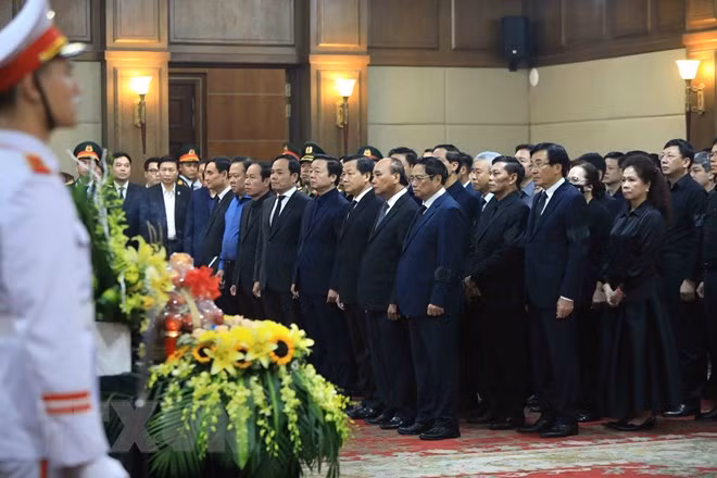 Thủ tướng Phạm Minh Chính, các lãnh đạo, nguyên lãnh đạo Đảng, Nhà nước và gia quyến tại Lễ Truy điệu Phó Thủ tướng Lê Văn Thành. (Ảnh: TTXVN)