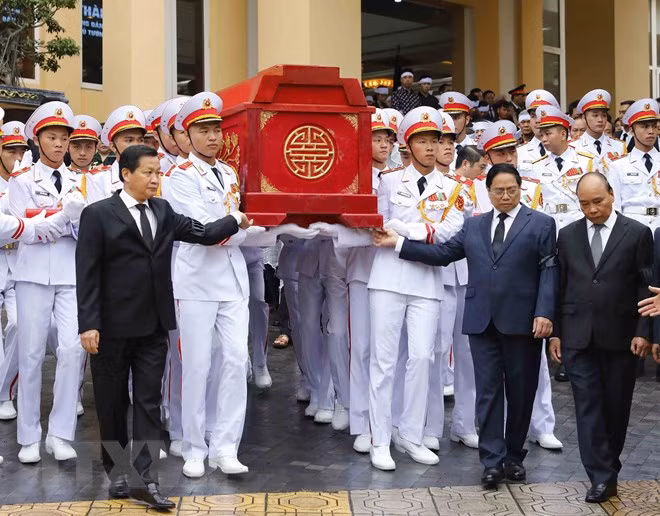 Thủ tướng Phạm Minh Chính và Phó Thủ tướng Lê Minh Khái và các đại biểu tại Lễ Di quan Phó Thủ tướng Lê Văn Thành. (Ảnh: TTXVN)