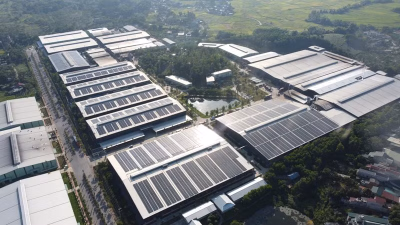 Điện mặt trời áp mái được xem là một giải pháp hiệu quả để Việt Nam hiện thực hóa khối lượng đáng kể công suất năng lượng tái tạo bổ sung, trong khi cung cấp nguồn năng lượng đáng tin cậy với chi phí thấp cho người tiêu dùng. (Ảnh minh họa: ADB)