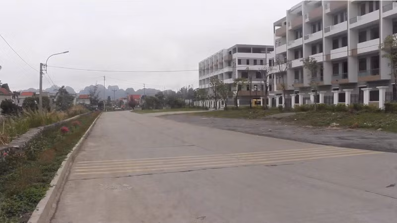 Địa điểm thực hiện kiểm định phải có đường kiểm tra hiệu quả phanh đáp ứng quy định tại Quy chuẩn về kiểm định xe cơ giới.