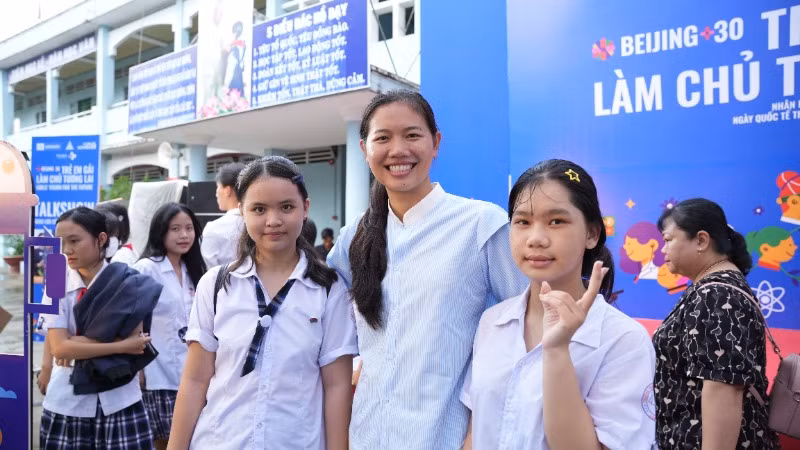 Cựu vận động viên bơi lội Nguyễn Thị Ánh Viên với các em học sinh tại chương trình. Cựu vận động viên bơi lội Nguyễn Thị Ánh Viên với các em học sinh tại chương trình.