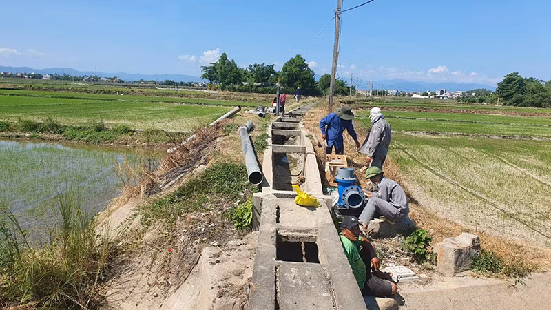 Công nhân Công ty TNHH Một thành viên Thủy nông Đồng Cam (Phú Yên) sửa chữa kênh mương. (Ảnh: Báo Nhân Dân) Công nhân Công ty TNHH Một thành viên Thủy nông Đồng Cam (Phú Yên) sửa chữa kênh mương. (Ảnh: Báo Nhân Dân)