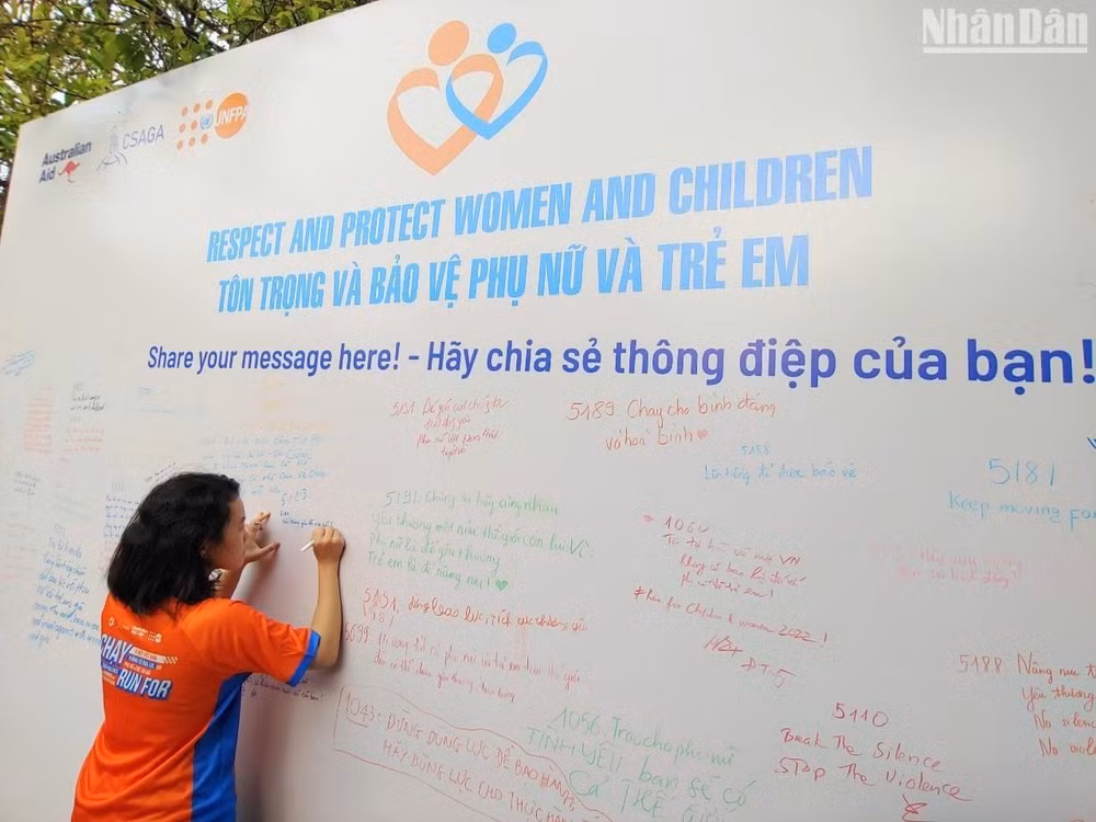 Chia sẻ thông điệp tôn trọng và bảo vệ phụ nữ và trẻ em. (Ảnh: TRUNG HƯNG) Chia sẻ thông điệp tôn trọng và bảo vệ phụ nữ và trẻ em. (Ảnh: TRUNG HƯNG)