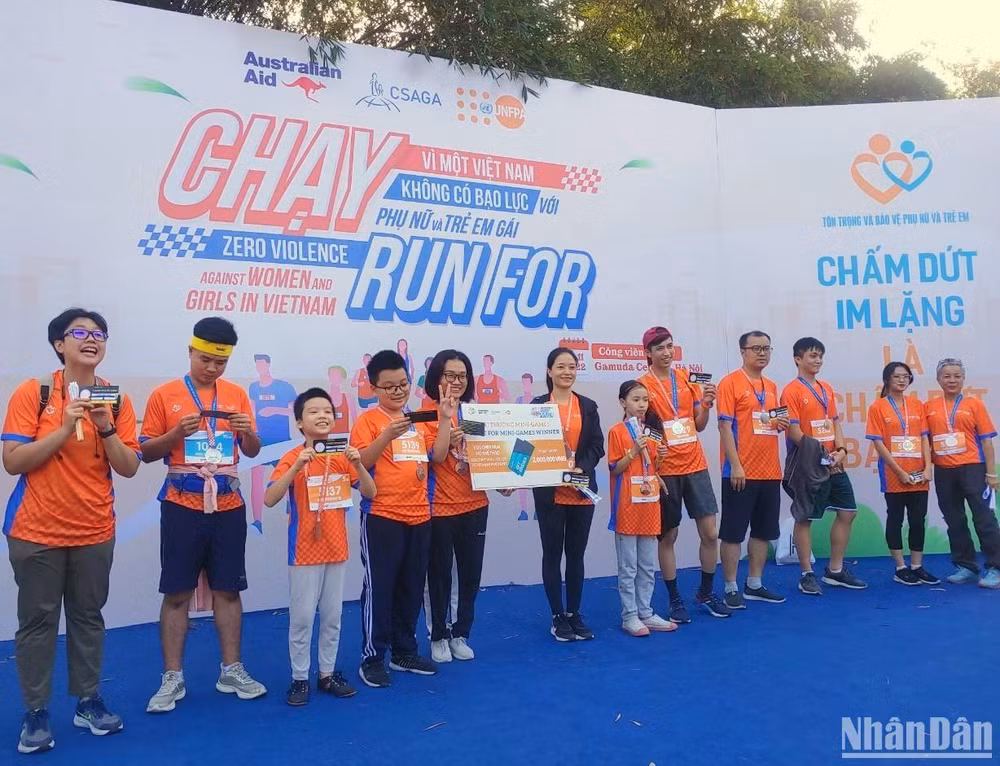 Người chạy cũng tham gia phần thi đố vui nhằm lan tỏa rộng rãi những kiến thức, thông tin về bình đẳng giới và bạo lực trên cơ sở giới. (Ảnh: TRUNG HƯNG) Người chạy cũng tham gia phần thi đố vui nhằm lan tỏa rộng rãi những kiến thức, thông tin về bình đẳng giới và bạo lực trên cơ sở giới. (Ảnh: TRUNG HƯNG)